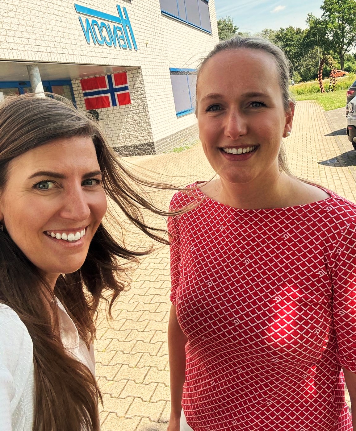 Eileen Bakker en HR Manager Tessa Roelofs na de succesvolle invulling van een Business Controller vacature bij Hencon.